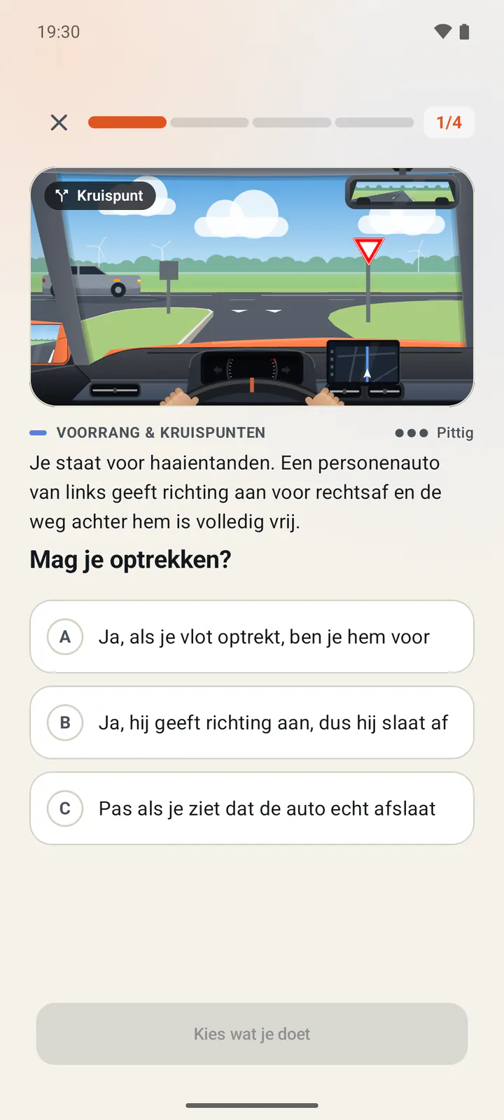 Het spel Verkeersinzicht in de app: je kijkt door de voorruit van je auto naar een kruispunt buiten de bebouwde kom. Je staat voor haaientanden en een voorrangsbord, en van links komt een auto die richting aangeeft. Eronder de vraag of je mag optrekken, met drie antwoorden.