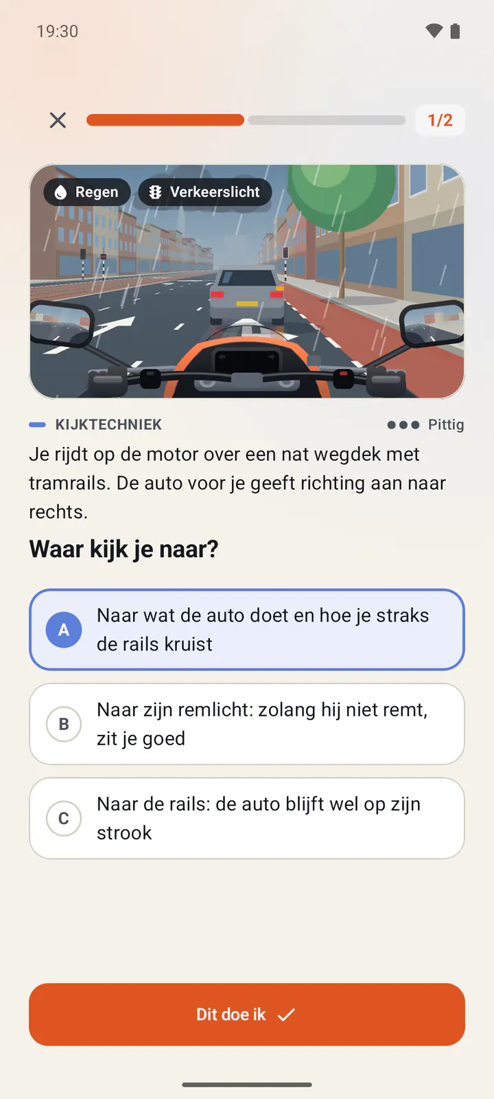 Het spel Verkeersinzicht ingesteld op motor: over het stuur en tussen de spiegels door zie je een natte stadsstraat in de regen, met tramrails en een auto voor je die rechts aangeeft. De vraag is waar je naar kijkt, met drie antwoorden; het beste is gekozen.