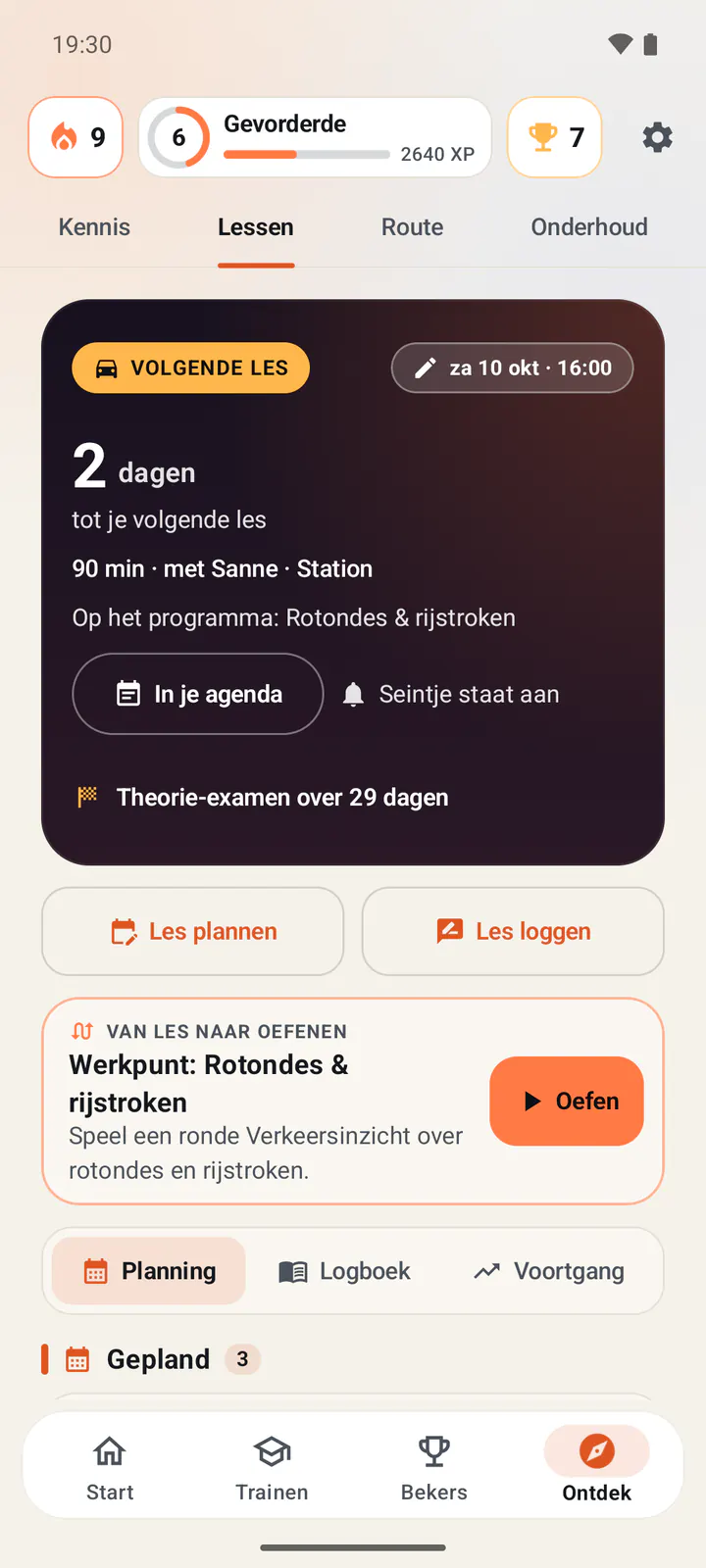 Het onderdeel Lessen in de app: nog 2 dagen tot de volgende les van 90 minuten, met rotondes en rijstroken op het programma. Daaronder de knoppen Les plannen en Les loggen en een kaart die het werkpunt rotondes omzet in een oefenronde.