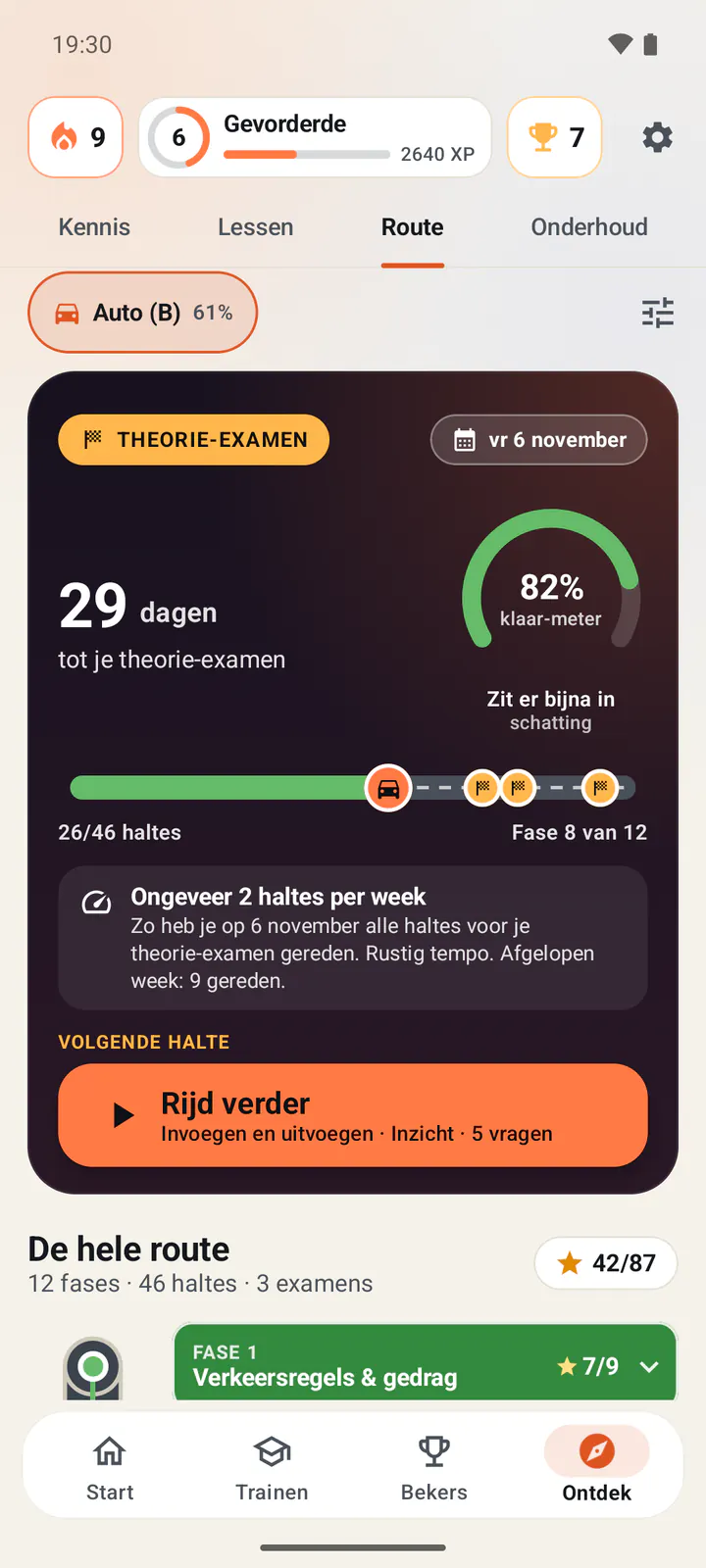 De route in de app met een theorie-examen op vrijdag 6 november: nog 29 dagen, een klaar-meter op 82 procent met het woord schatting erbij, 26 van de 46 haltes gereden en het advies om ongeveer 2 haltes per week te doen.