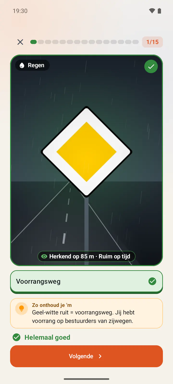 Het spel Slecht zicht in de app: het bord voor een voorrangsweg in de regen, herkend op 85 meter. Eronder het goede antwoord, Voorrangsweg, en een ezelsbruggetje om het bord te onthouden.