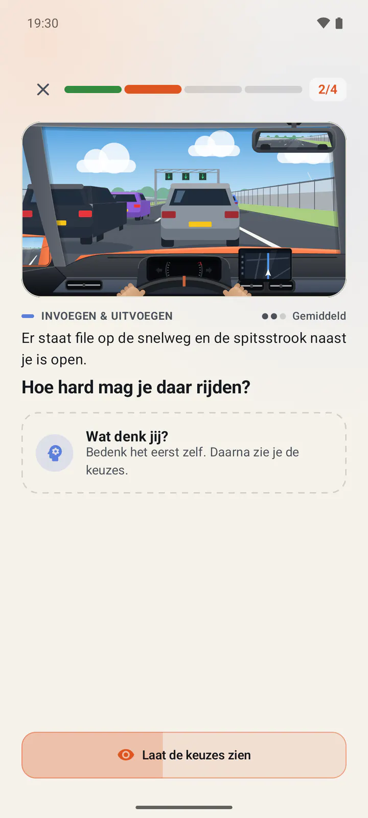 Verkeersinzicht op de snelweg: file voor je, borden met groene pijlen boven elke rijstrook en een geluidsscherm langs de weg, gezien vanachter het stuur. Eronder de vraag hoe hard je op de open spitsstrook mag, en de opdracht om eerst zelf na te denken.