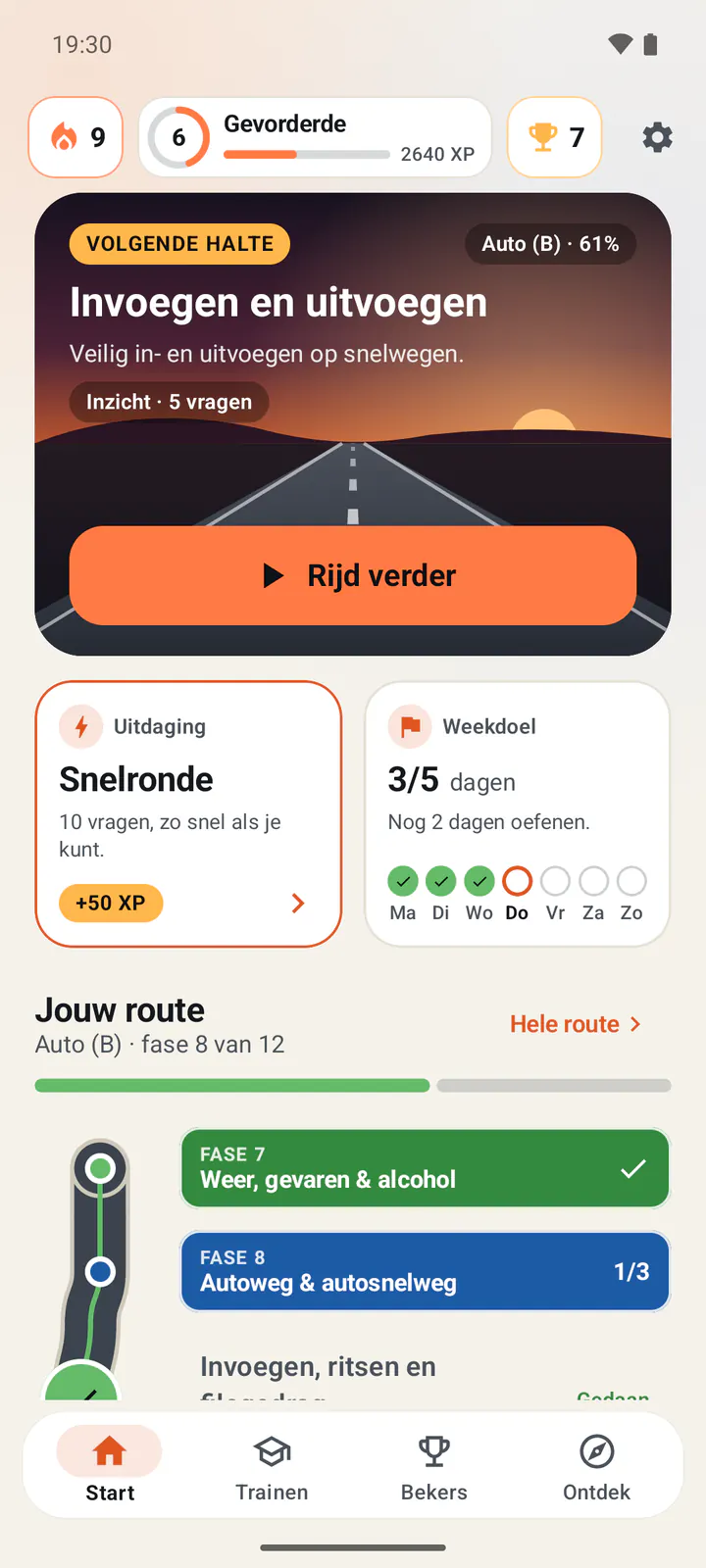 Het startscherm van de app: een reeks van 9 dagen, niveau 6 Gevorderde en 7 bekers. Daaronder de volgende halte op de route, de uitdaging van vandaag en het weekdoel.