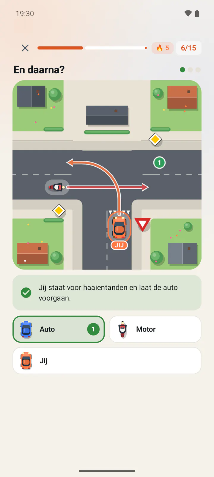 Het spel Verkeerssituaties: een T-splitsing van bovenaf met een voorrangsweg, een motor van links en jouw auto voor de haaientanden. De auto van rechts is al gereden. Onder de tekening staat dat jij voor haaientanden staat en de auto laat voorgaan.